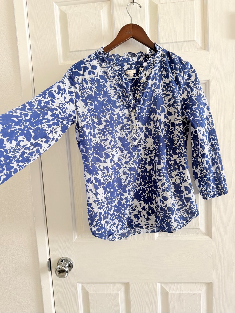 Talbots boho lightweight summer Blue & White Floral Split-Neck Women's Blouse
